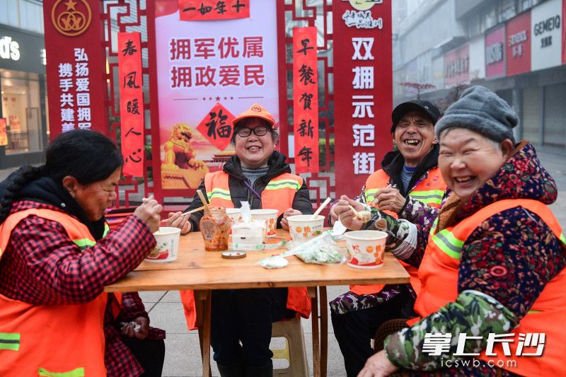 掃完大街小巷,，吃上一碗熱騰騰的餃子，環(huán)衛(wèi)工人們很開心,。均為長沙晚報通訊員 彭紅霞 攝