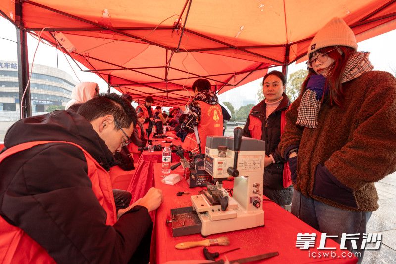 3月5日,，“學雷鋒·文明實踐我行動”長沙市雨花區(qū)2024年“德潤雨花志愿紅”學雷鋒志愿服務愛心集市活動在長沙火車南站西廣場舉行,。 均為長沙晚報全媒體記者陳飛攝