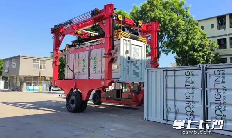盛勢通行走式起重跨運車,。企業(yè)供圖