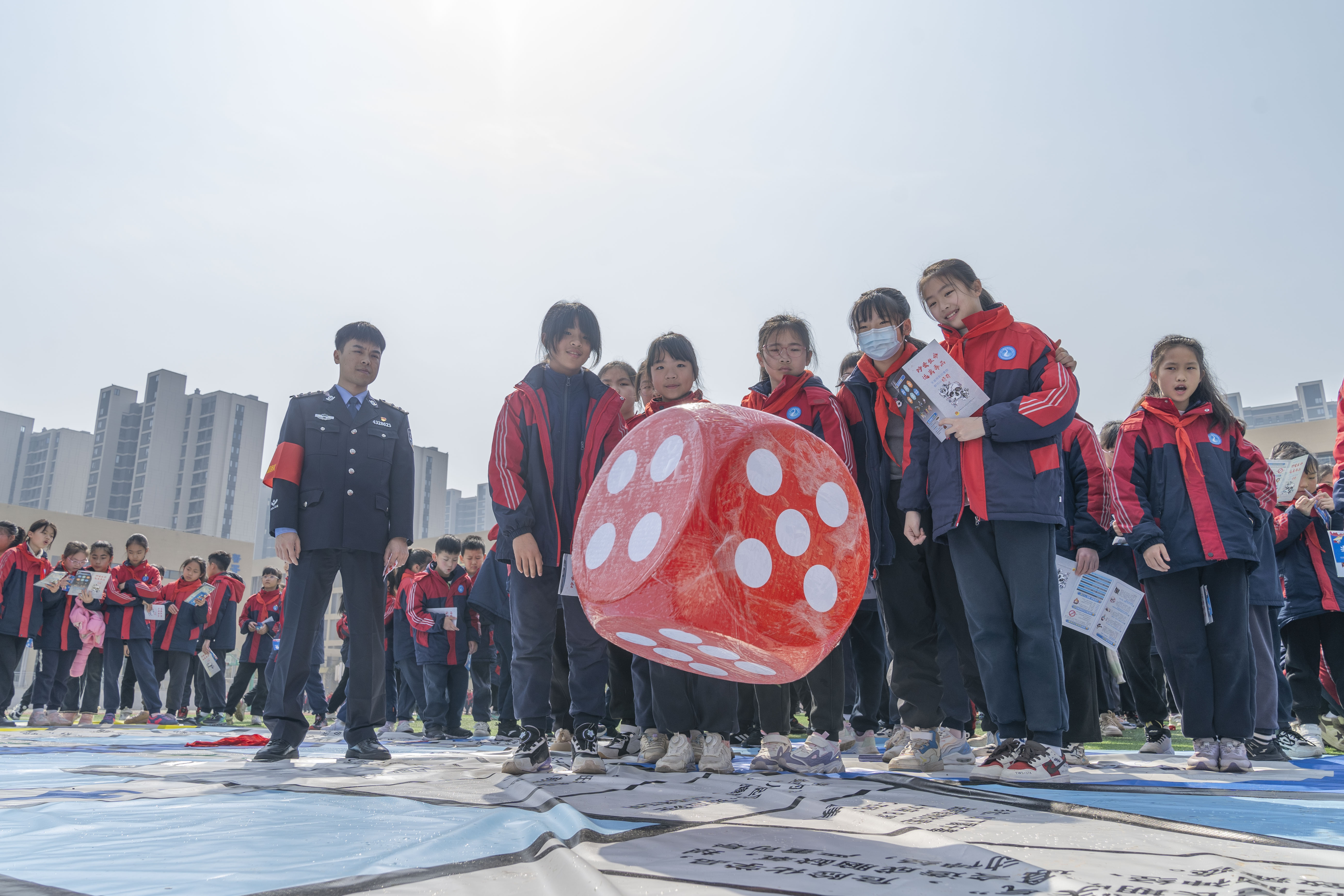 學(xué)生參加“禁毒飛行棋”游戲,。均為長沙晚報(bào)全媒體記者 周數(shù)邑 攝