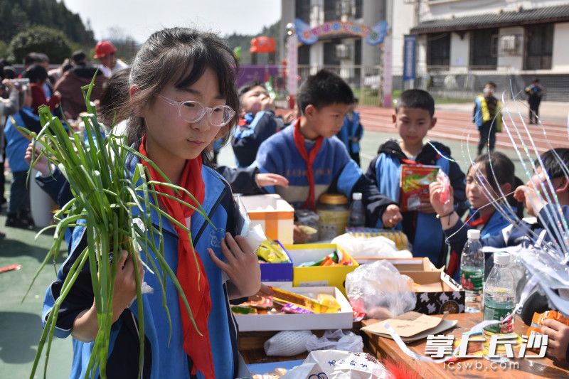 3月12日,，義賣現(xiàn)場(chǎng)熱鬧非凡,。長(zhǎng)沙晚報(bào)通訊員 張麗 攝