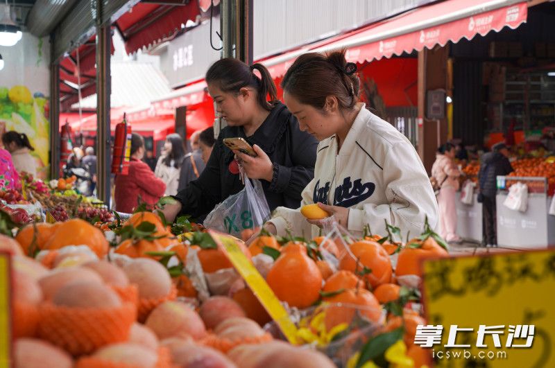 市民在湖南湘江新區(qū)錦尚生鮮市場挑選食物,。均為長沙晚報全媒體記者　何瑞文 攝