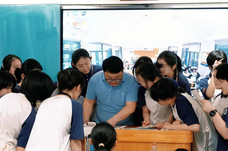 下課后被學(xué)生圍著問問題的周祿豐老師,。