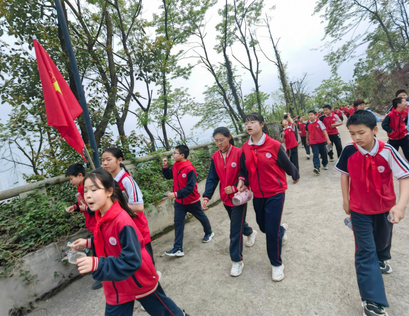 新民小學(xué)六年級的同學(xué)們在岳麓山上開展國防教育拉練活動,。均為長沙晚報通訊員 龍丹 供圖