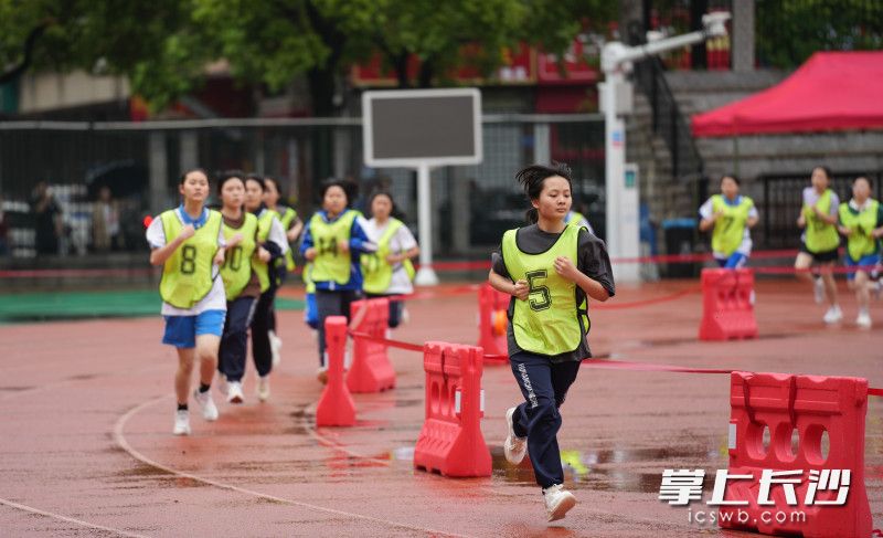 4月16日,，2024年長(zhǎng)沙體育中考開(kāi)考，在長(zhǎng)沙市實(shí)驗(yàn)中學(xué)考點(diǎn),，學(xué)生正在進(jìn)行耐力跑測(cè)試,。長(zhǎng)沙晚報(bào)全媒體記者 鄒麟 攝