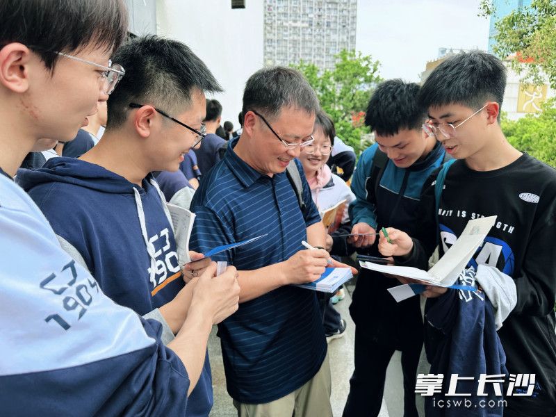 講座結束后，學子們紛紛涌上前請學長簽名寄語,。