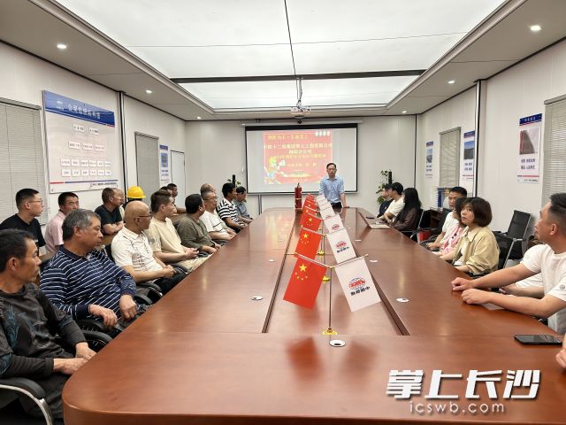 4月24日,，中鐵十二局七公司瀏陽分公司聯(lián)合瀏陽市普跡鎮(zhèn)政府開展以“預(yù)防為主，生命至上”為主題的安全教育培訓(xùn)和實(shí)戰(zhàn)消防演練活動(dòng),。通訊員 通訊員 廖朝輝 陳卓 攝