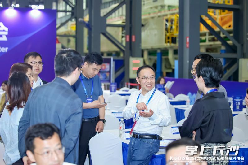 自由交流環(huán)節(jié)，企業(yè),、專家,、招商干部熱烈交流。