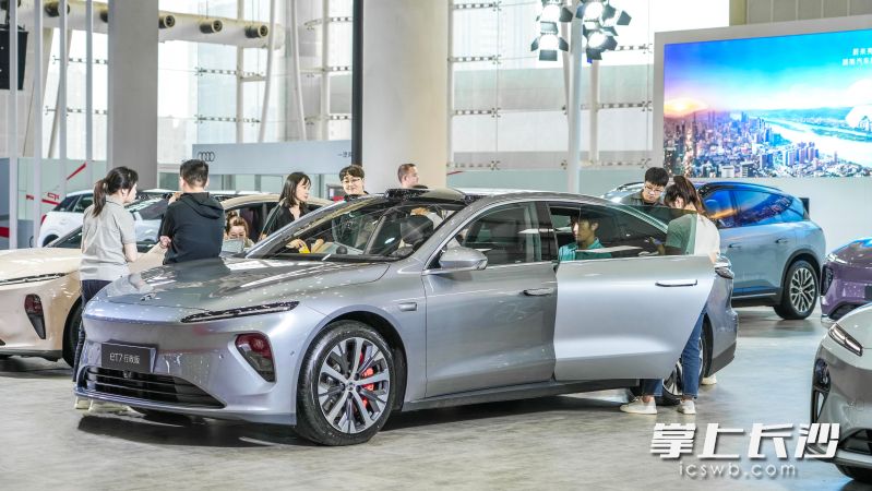 在湖南車展首秀的新款ET7成為蔚來展位的“人氣王”。  通訊員供圖