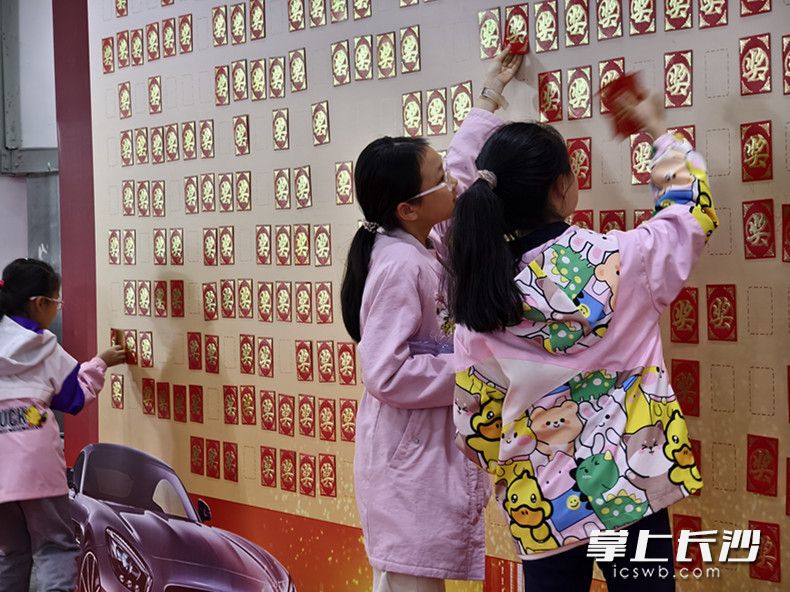 許多逛展家長(zhǎng)讓孩子抽獎(jiǎng),，希望孩子“錦鯉附身”,。   長(zhǎng)沙晚報(bào)通訊員 孫治國(guó) 攝
