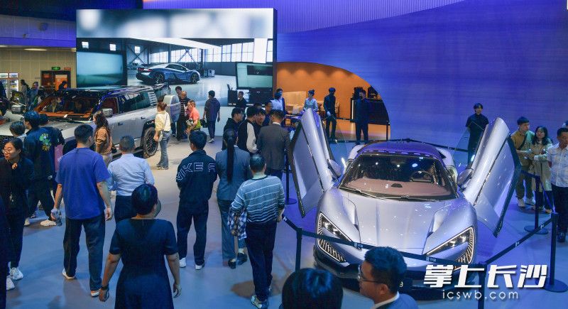 湖南車(chē)展上新能源車(chē)“國(guó)貨之光”大放異彩,。仰望系列汽車(chē)吸引著眾人的目光。  長(zhǎng)沙晚報(bào)全媒體記者 鄒麟 攝