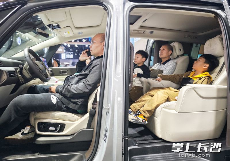 家長(zhǎng)帶著孩子坐上寬敞的商務(wù)車(chē)體驗(yàn),。  均為長(zhǎng)沙晚報(bào)全媒體記者鄒麟攝