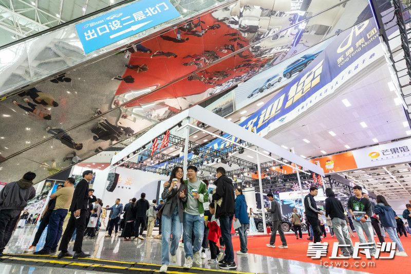 2024湖南汽車展覽會暨長沙市汽車消費(fèi)節(jié)人氣火爆,。  均為長沙晚報(bào)全媒體記者董陽攝
