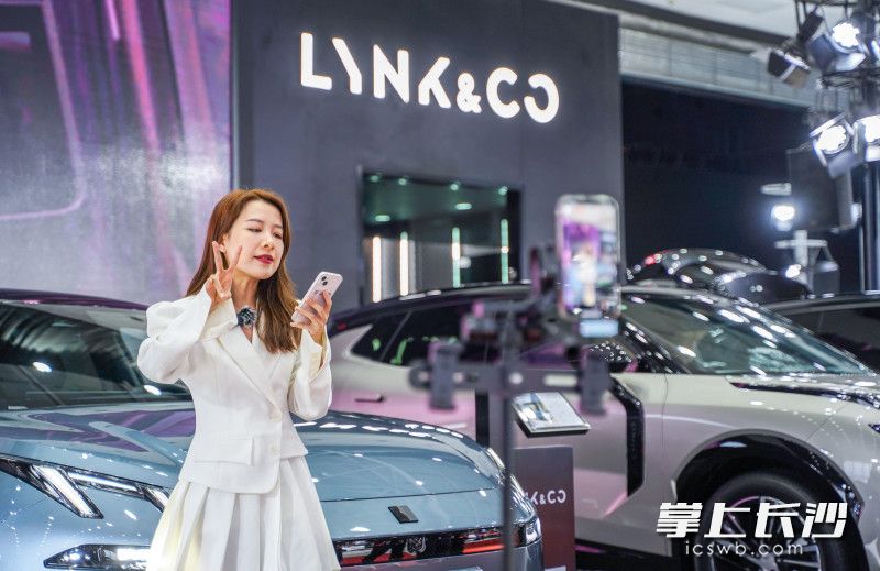 各展商的主播與網(wǎng)友們直播互動,，邀請網(wǎng)友來到湖南車展現(xiàn)場體驗。 