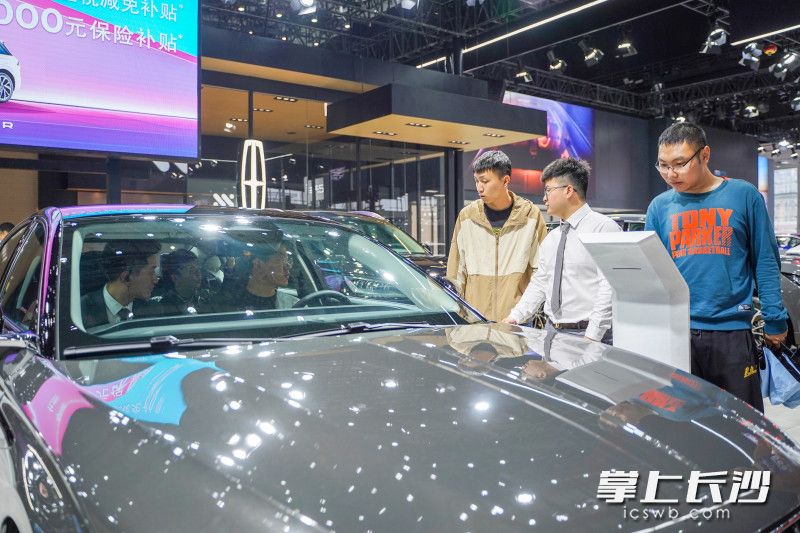 火熱的車型旁，往往有幾波顧客一起體驗,，銷售人員分工講解車外車內(nèi),。 
