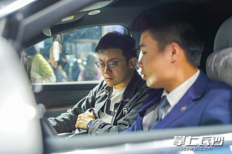 面對顧客專業(yè)性較強的問題,，銷售人員展示過硬的專業(yè)水準(zhǔn)，為顧客答疑解惑,。
