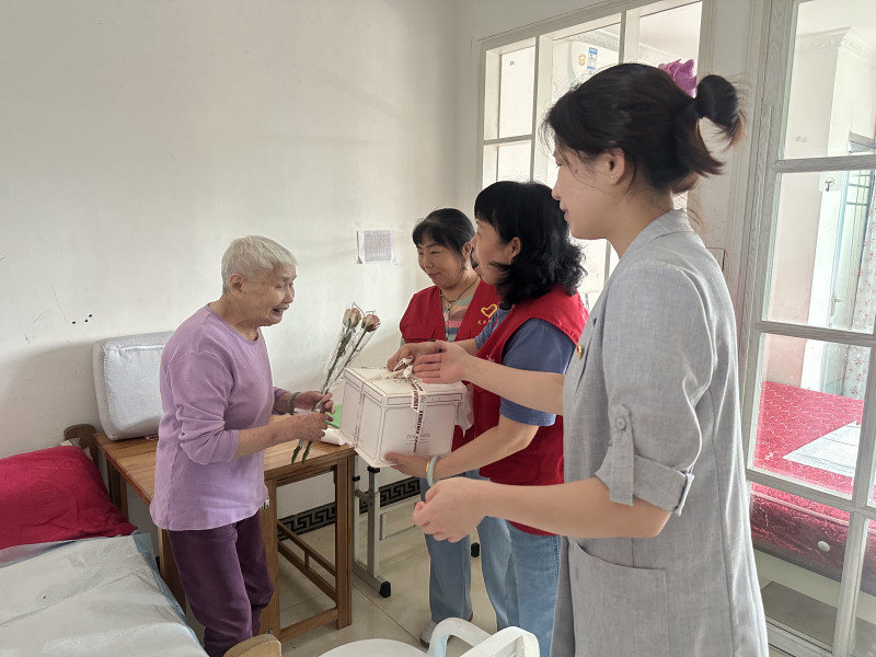 社區(qū)網(wǎng)格員給老人送來了母親節(jié)的祝福。均為長沙晚報通訊員 易笑 攝