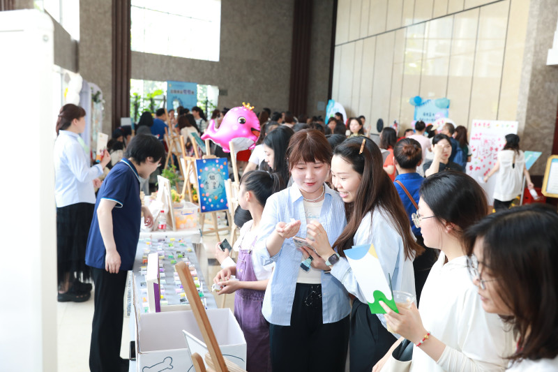 今日下午的校家社協(xié)同育人游園會,，讓家長們在親子手工制作,、自我探索、角色扮演等心育特色活動體驗中,，發(fā)現(xiàn)家庭教育的“癥結(jié)”和找準家庭教育的“發(fā)力點”,。長沙晚報通訊員 侯杰 攝