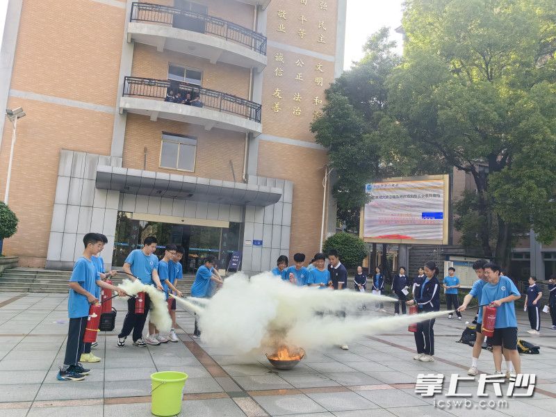 雨花區(qū)消防救援大隊(duì)深入第六中學(xué)開(kāi)展消防安全知識(shí)培訓(xùn),。長(zhǎng)沙晚報(bào)通訊員 楊慧 供圖 