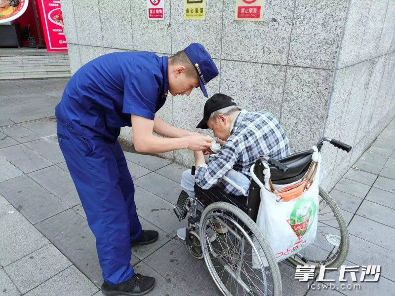 五一廣場老人意外走失,，消防一路護(hù)送尋其家人 長沙晚報(bào)通訊員  賀駕 供圖