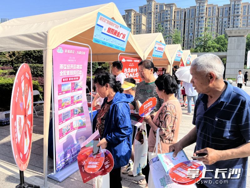 5月25日，趁著周末,，黎托街道川河村的集體土地拆遷安置戶們在選擇樓盤,。 均為長沙晚報(bào)全媒體記者 周游 通訊員 高興 攝影報(bào)道