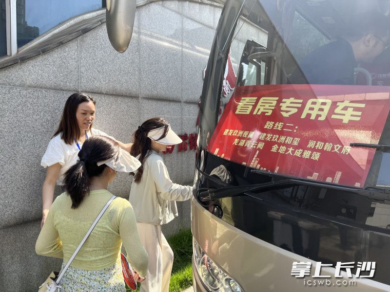 活動現(xiàn)場不但有專車接送,，還有來自雨花區(qū)的16家房企（含5家房票安置的協(xié)議房企）為眾多拆遷安置戶介紹各種戶型的優(yōu)質(zhì)房源,。