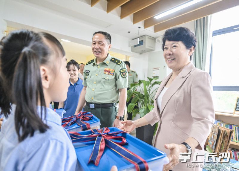 吳桂英走訪(fǎng)國(guó)防科大一號(hào)園區(qū)幼兒園，為孩子們送上節(jié)日祝福,。