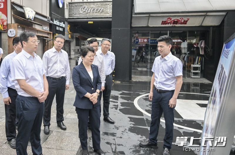 6月5日上午,，省委常委,、市委書記吳桂英來到天心區(qū)“城市經(jīng)典”商住樓聯(lián)合整治項(xiàng)目，調(diào)研城市運(yùn)行安全工作和人流密集場所商住樓違建整治工作,。均為長沙晚報(bào)全媒體記者 余劭劼 攝