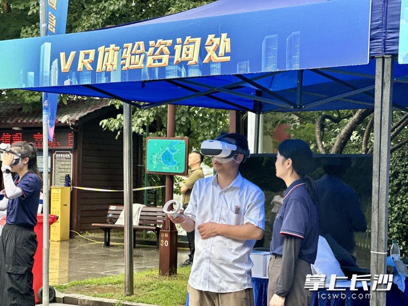 現(xiàn)場市民進(jìn)行VR體驗。