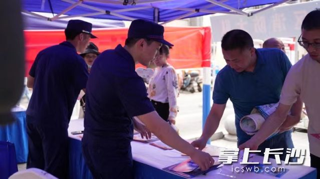 居民們前來領取安全知識宣傳資料,。
