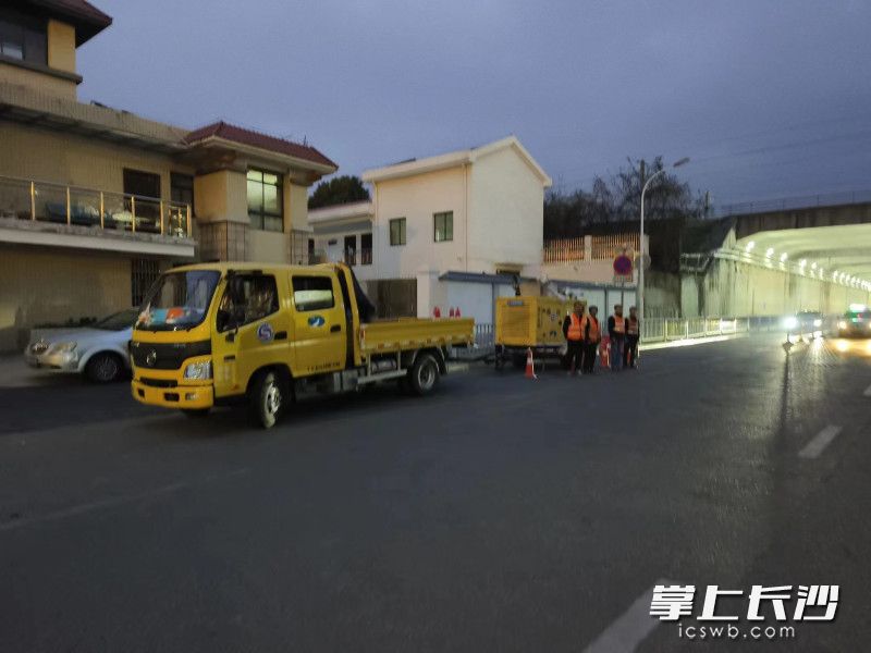 出動57臺次車輛設(shè)備,、雨花區(qū)市政131人通宵作業(yè)迎暴雨,。