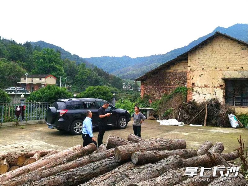 黃材鎮(zhèn)村干部上門勸導居住在地質災害隱患點的村民轉移,。