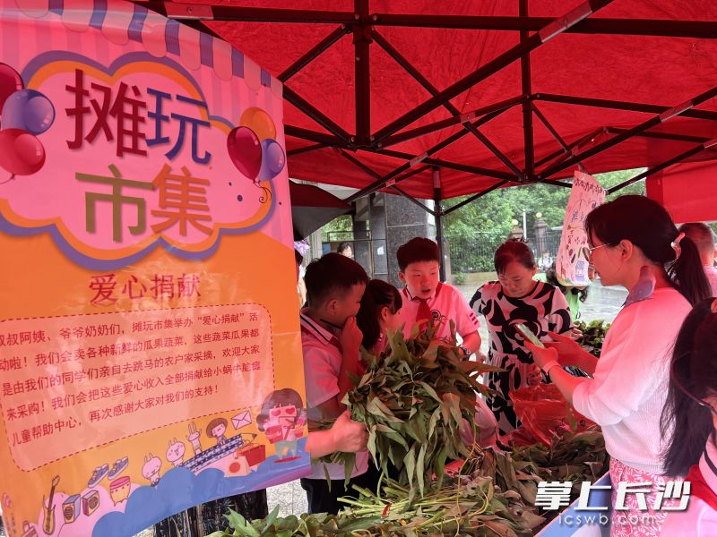 在愛心集市上義賣。