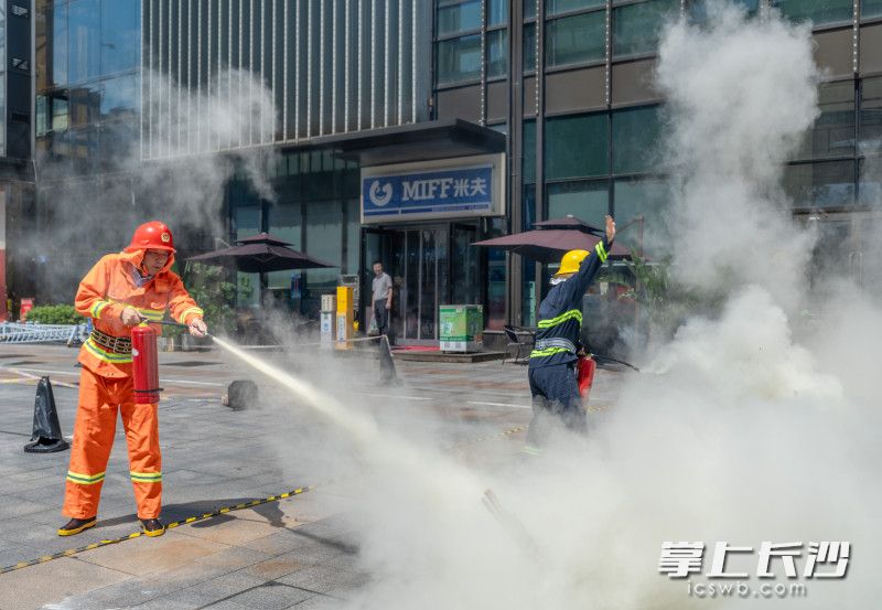 手提滅火器奔跑50米滅火實操。