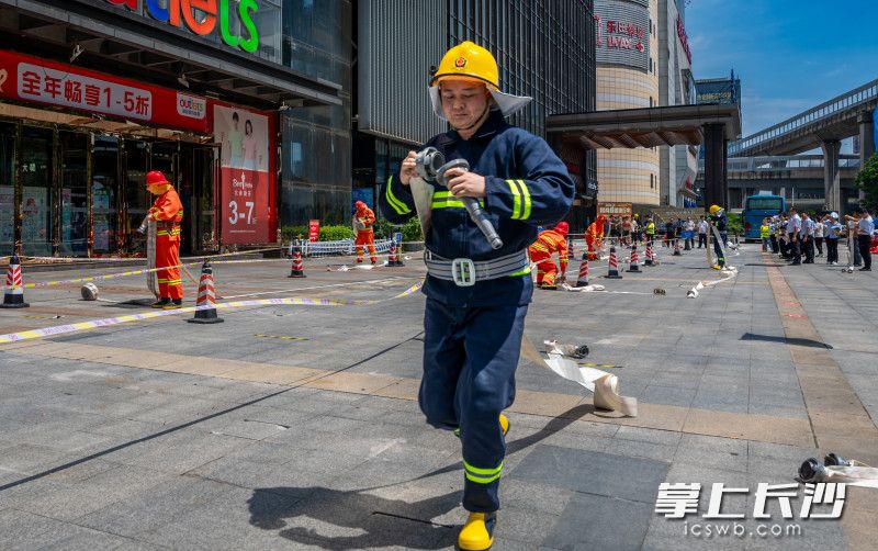 雙人3盤水帶連接操比武。