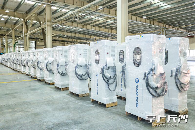 120kW的充電樁6月份研發(fā)升級版,，并完成小批量量產(chǎn),，已接到訂單超500臺。企業(yè)供圖