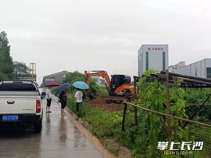 經(jīng)過2個小時的冒雨操作，溝渠疏通,，急水終于變緩,，黃泥水也不再流向主干道和魯立勇家了。  通訊員供圖