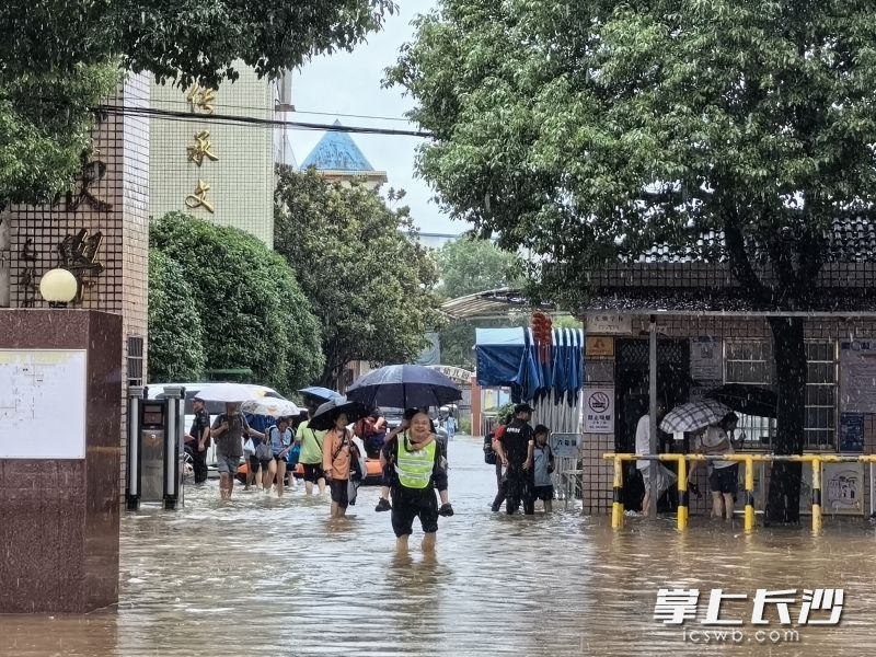 近700名師生被困，?梨街道集結(jié)黨員干部志愿者,、藍(lán)天救援隊(duì)趕赴現(xiàn)場展開救援,。 均為街道供圖