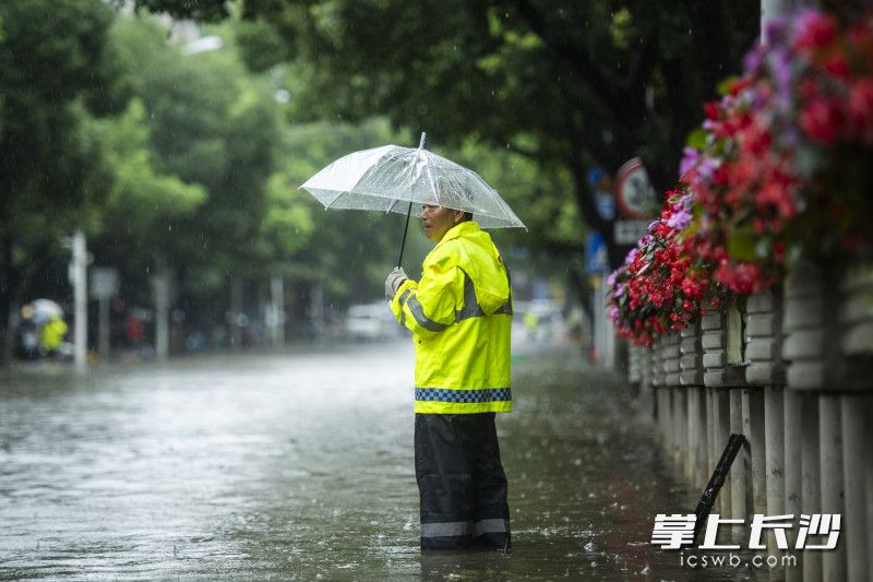 6月24日13時(shí)30分，芙蓉區(qū)曙光路，芙蓉市政工作人員守著一處排水口,。不遠(yuǎn)處,，積水已經(jīng)在快速消退。