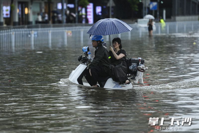 6月24日14時(shí)33分,，芙蓉區(qū)車站中路長(zhǎng)沙火車站錢(qián),，一位外賣小哥載著一位旅客通過(guò)積水路面。