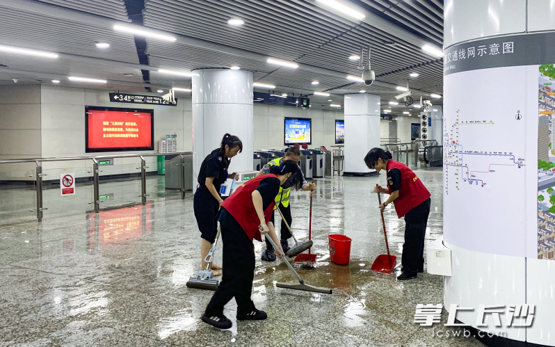 夜晚時分,，工作人員正在加緊清理長沙火車站地鐵站的地面。