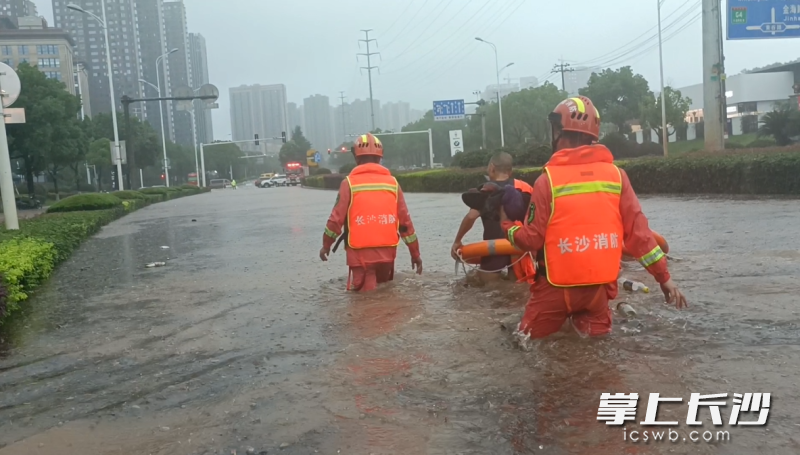 消防“汛”速救出被困人員,。均為長(zhǎng)沙晚報(bào)通訊員 楊慧 供圖