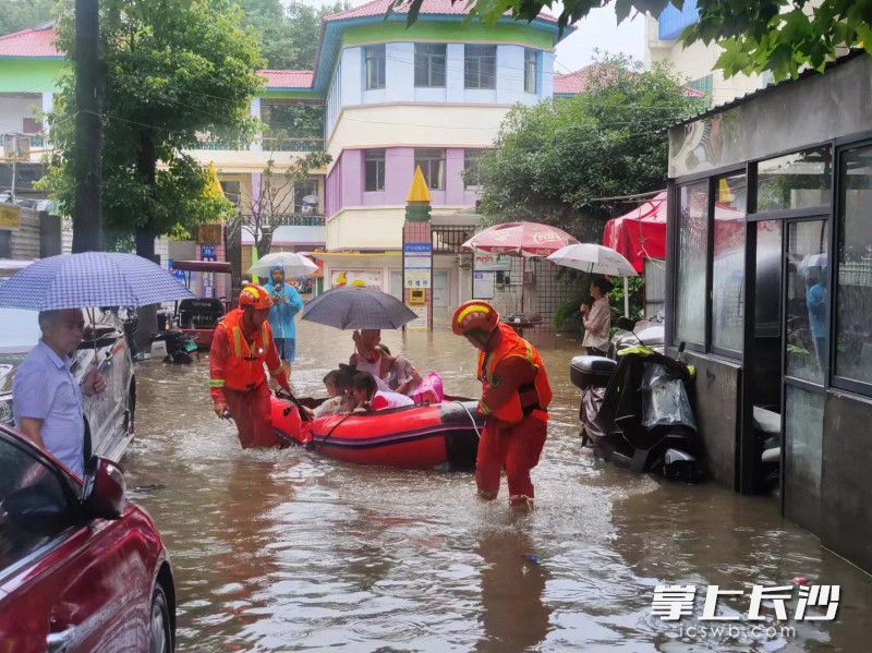 暴雨致一幼兒園200多名師生被困,，消防緊急疏散轉(zhuǎn)移。均為長(zhǎng)沙晚報(bào)通訊員謝夢(mèng)嘉供圖