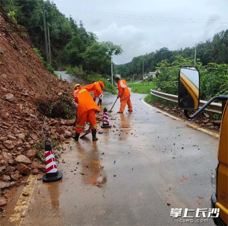 網(wǎng)約車(chē)司機(jī)志愿者對(duì)被堵塞的道路進(jìn)行清理,。