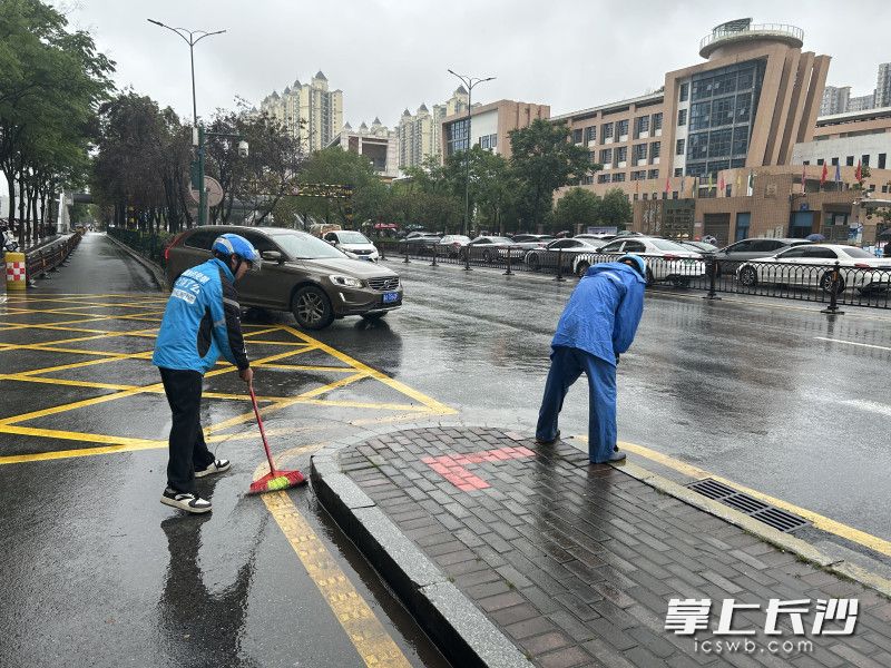 “星騎士”外賣(mài)小哥排水清淤,。