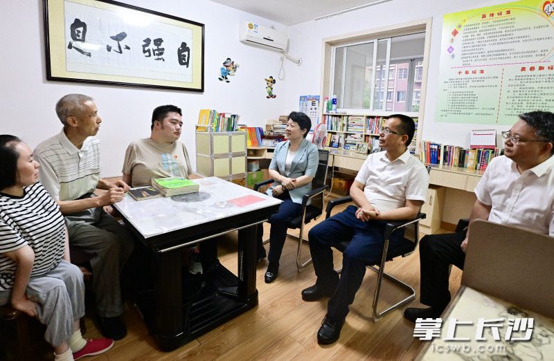 吳桂英鼓勵黨員沈博健用好專業(yè)知識,，守護青少年健康成長,。以上均為長沙晚報全媒體記者 余劭劼 攝