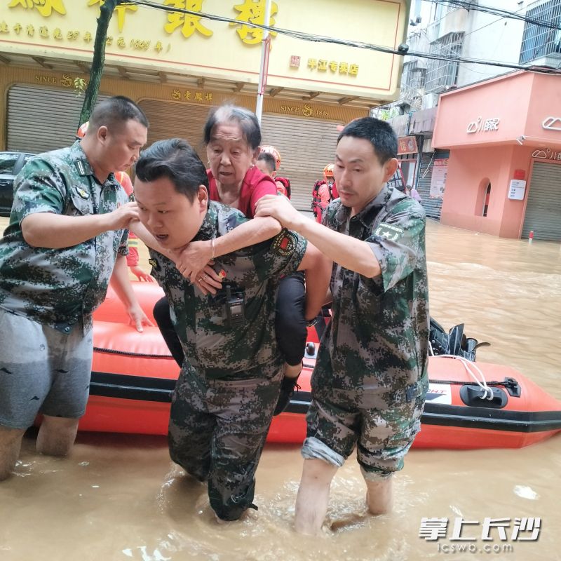 7月2日上午,，洪水退了一些,，瀏陽(yáng)市公益救援隊(duì)的隊(duì)員們依然奮戰(zhàn)在救援一線,。受訪者供圖