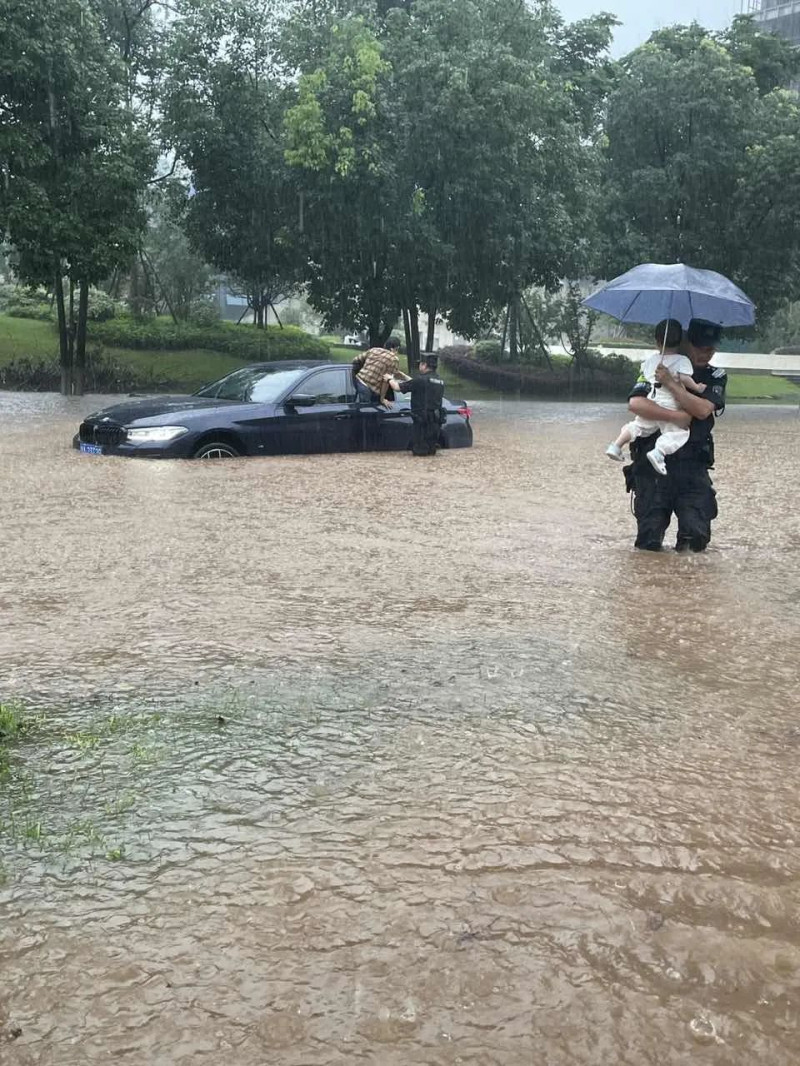 民警曾毅,、黃亮將被困車內(nèi)的市民轉(zhuǎn)移到路邊安全地帶。圖片均由受訪方提供