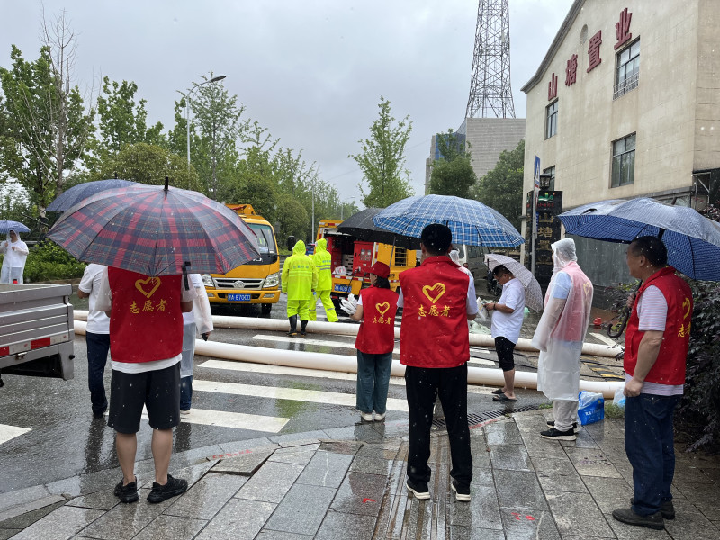 洋湖街道基層黨員干部奮戰(zhàn)在防汛一線,，開展積水清查，宣傳防汛知識,。