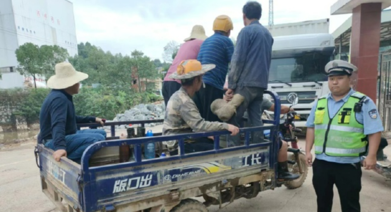 小小的三輪車竟擠坐了5個成年人，交警緊急截停,，及時消除安全隱患,。  